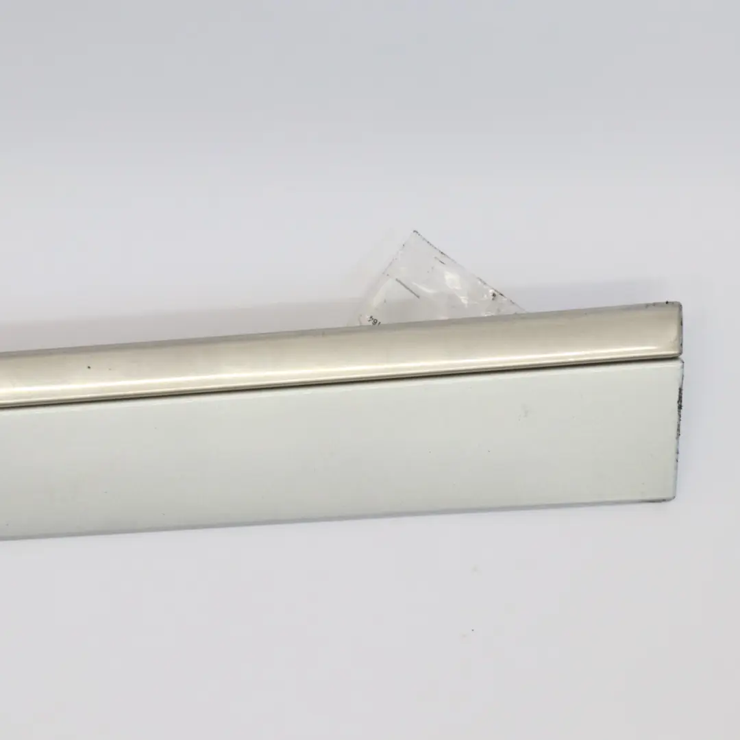 Moldura puerta delantera izquierda Iridium Silver Metallic 775 para Mercedes ML W164 con número de pieza A1646905162 Mercedes ML W164 Moldura puerta delantera izquierda Iridium Silver Metallic 775 - SKU A1646905162-IRS1 - Número de pieza A1646905162