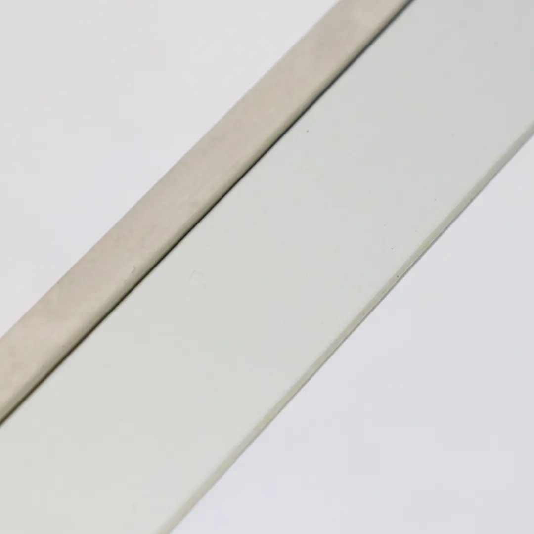 Moldura puerta delantera izquierda Iridium Silver Metallic 775 para Mercedes ML W164 con número de pieza A1646905162 Mercedes ML W164 Moldura puerta delantera izquierda Iridium Silver Metallic 775 - SKU A1646905162-IRS1 - Número de pieza A1646905162