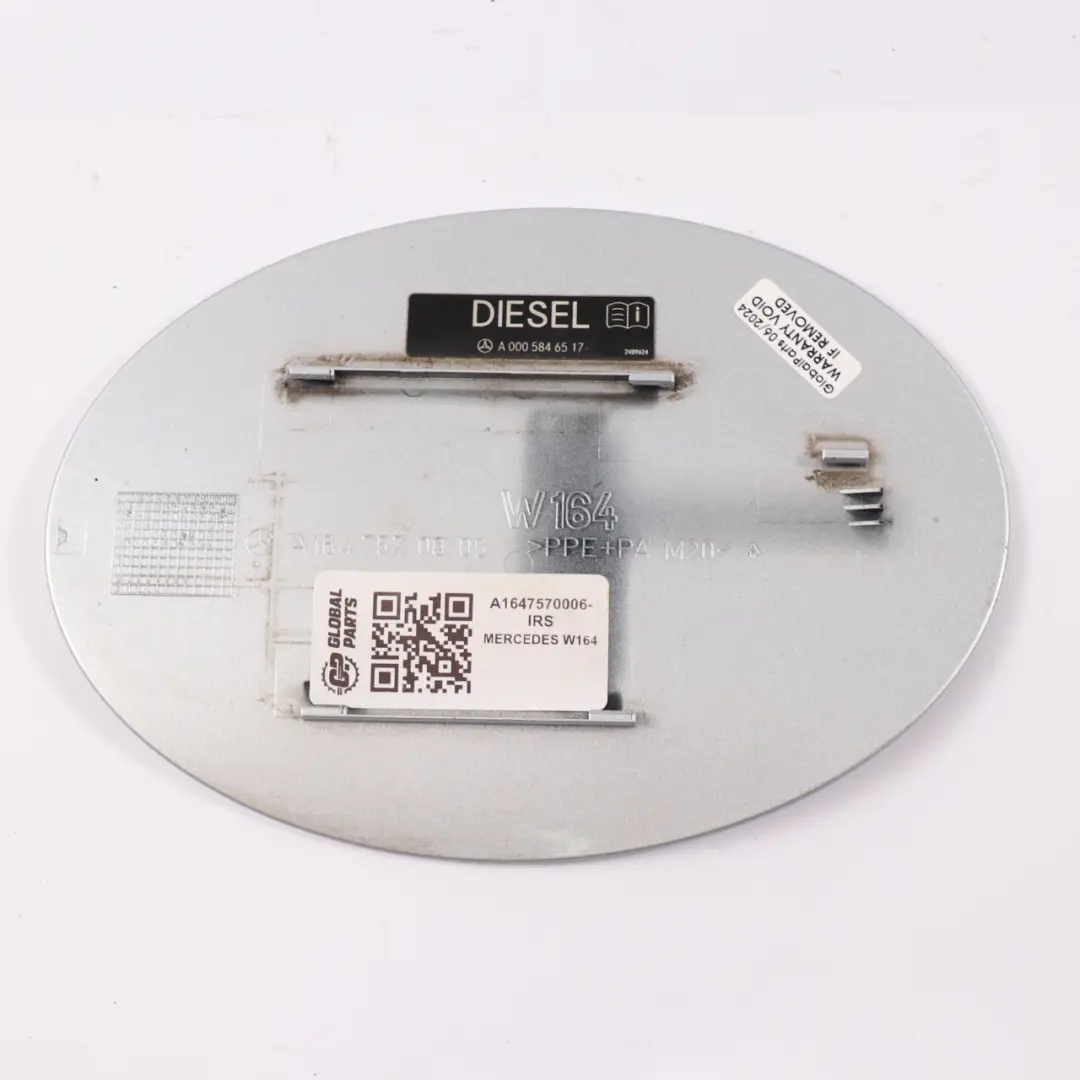 Couvercle de trappe à carburant Iridium Silver 775 pour Mercedes W164 à propos du numéro de pièce A1647570006 Mercedes W164 Couvercle de trappe à carburant Iridium Silver 775 - SKU A1647570006-IRS - Numéro de pièce A1647570006