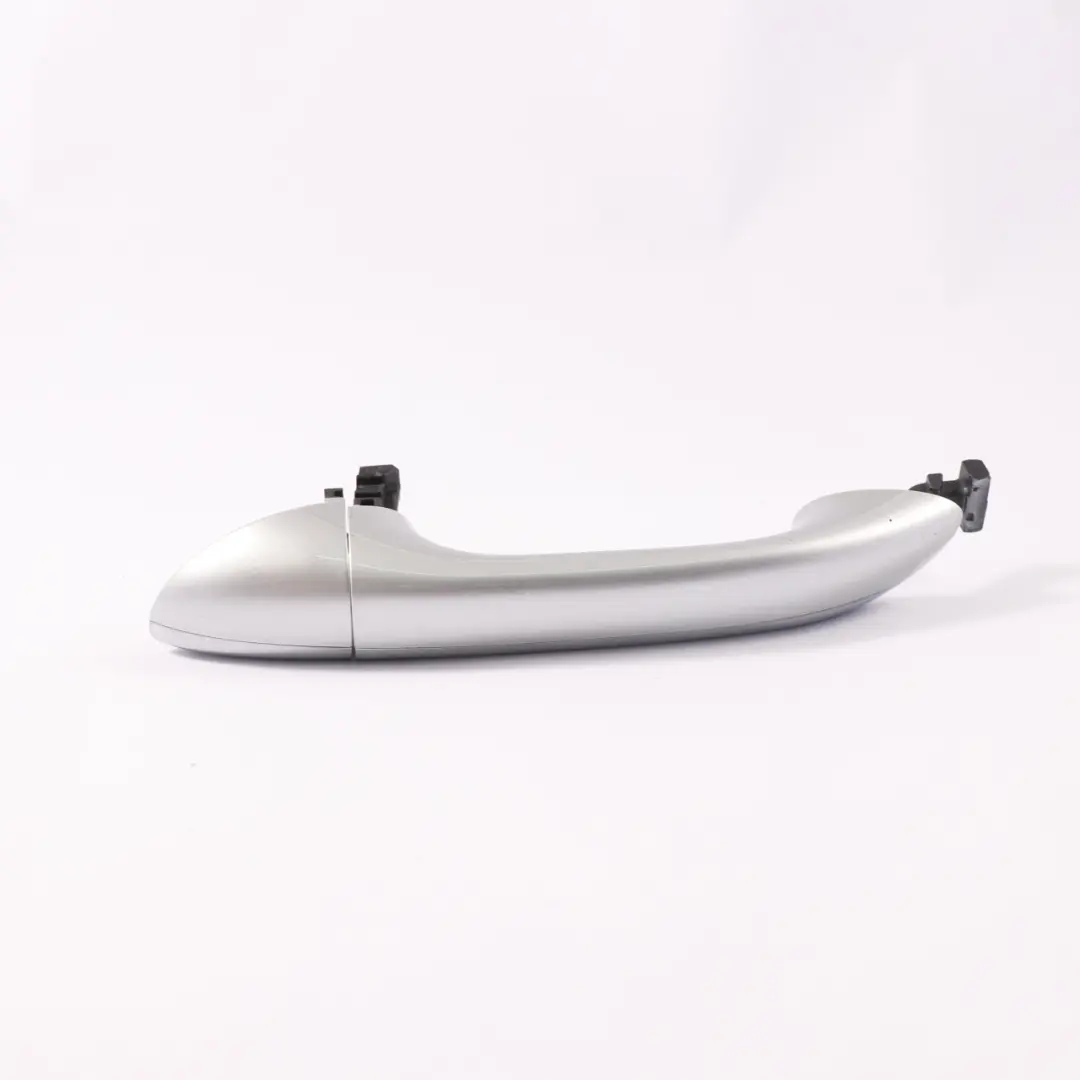 Poignée de porte extérieure avant gauche Argent Iridium - 775 pour Mercedes ML W164 à propos du numéro de pièce A1647600370 Mercedes ML W164 Poignée de porte extérieure avant gauche Argent Iridium - 775 - SKU A1647600370-IRS - Numéro de pièce A1647600370