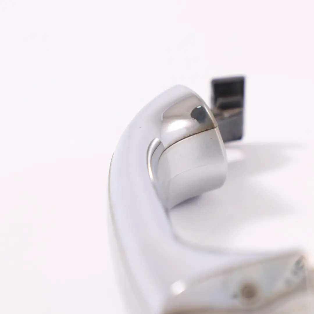 Maniglia porta esterna anteriore sinistra Iridium Silver - 775 per Mercedes ML W164 con numero di parte A1647600370 Mercedes ML W164 Maniglia porta esterna anteriore sinistra Iridium Silver - 775 - SKU A1647600370-IRS - Numero di parte A1647600370