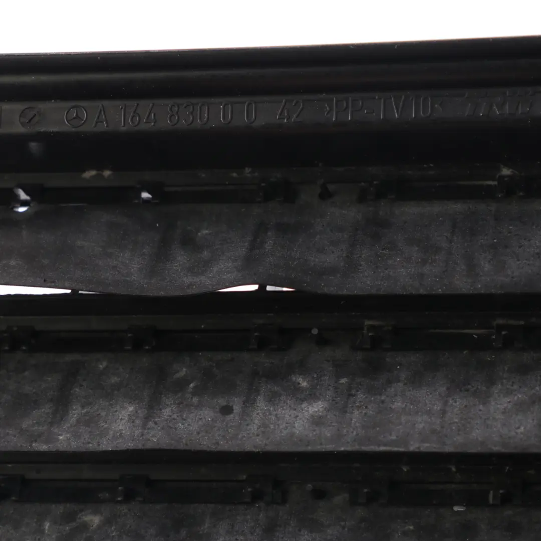 Rejilla Ventilación Mercedes W164 W221 Ventilación Chasis Trasero para con número de pieza A1648300042 Rejilla Ventilación Mercedes W164 W221 Ventilación Chasis Trasero - SKU A1648300042 - Número de pieza A1648300042