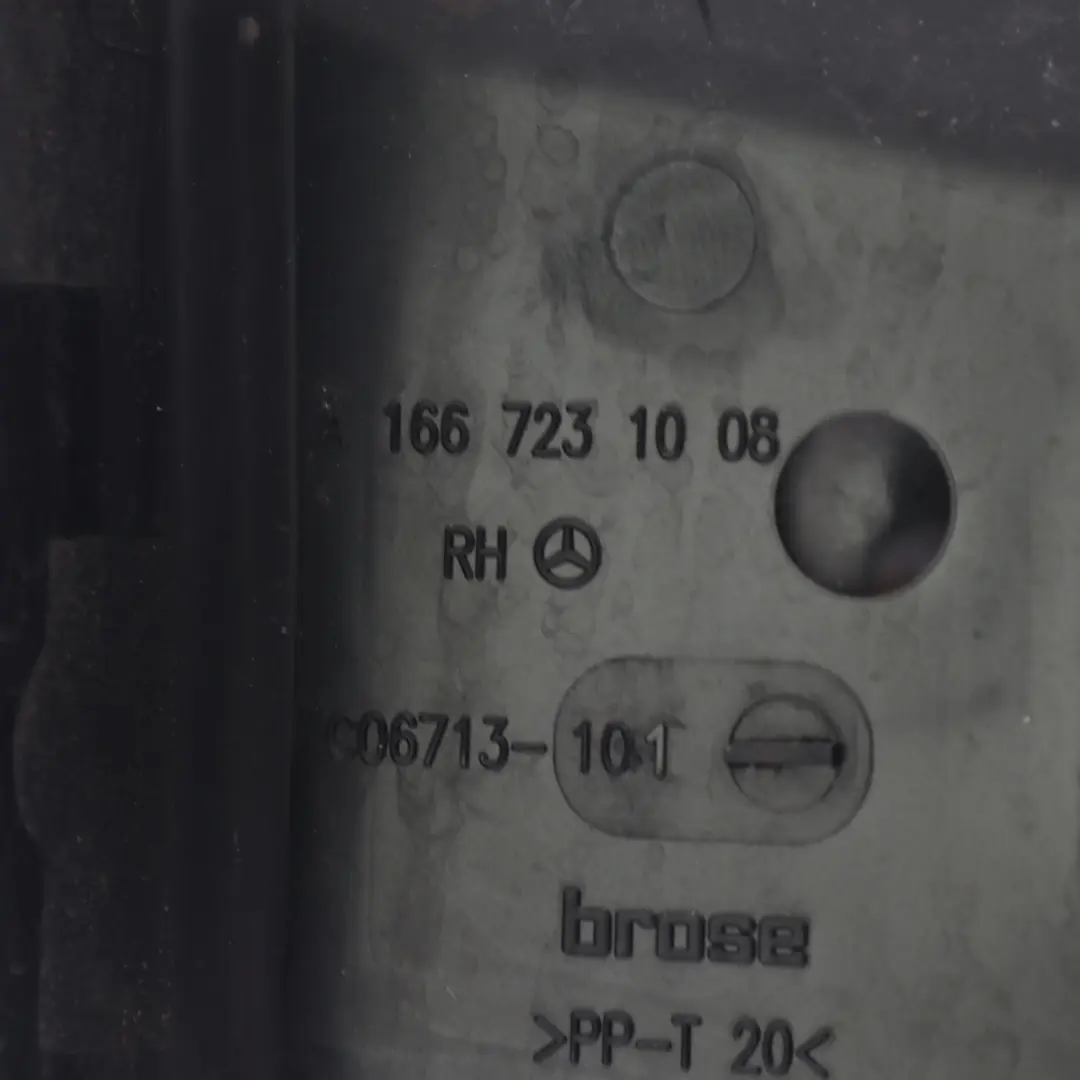 Türschloss Vorne Rechts Abdeckung für Mercedes ML W166 GLE C292 mit Teilenummer A1667231008 Mercedes ML W166 GLE C292 Türschloss Vorne Rechts Abdeckung - SKU A1667231008 - Teilenummer A1667231008