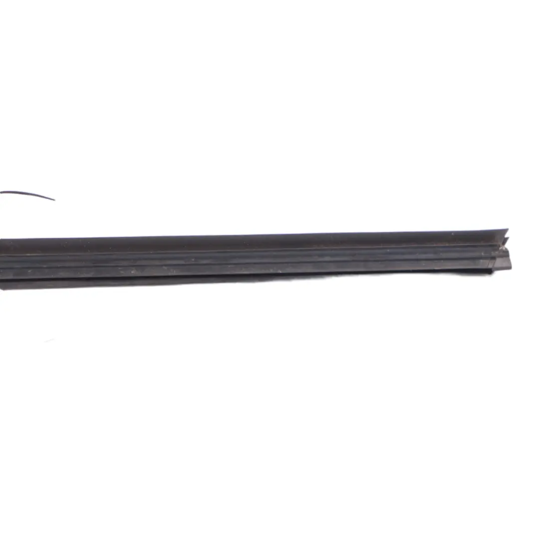 Mercedes W166 Joint d'étanchéité intérieur avant gauche fenêtre - SKU A1667250365 - Numéro de pièce A1667250365