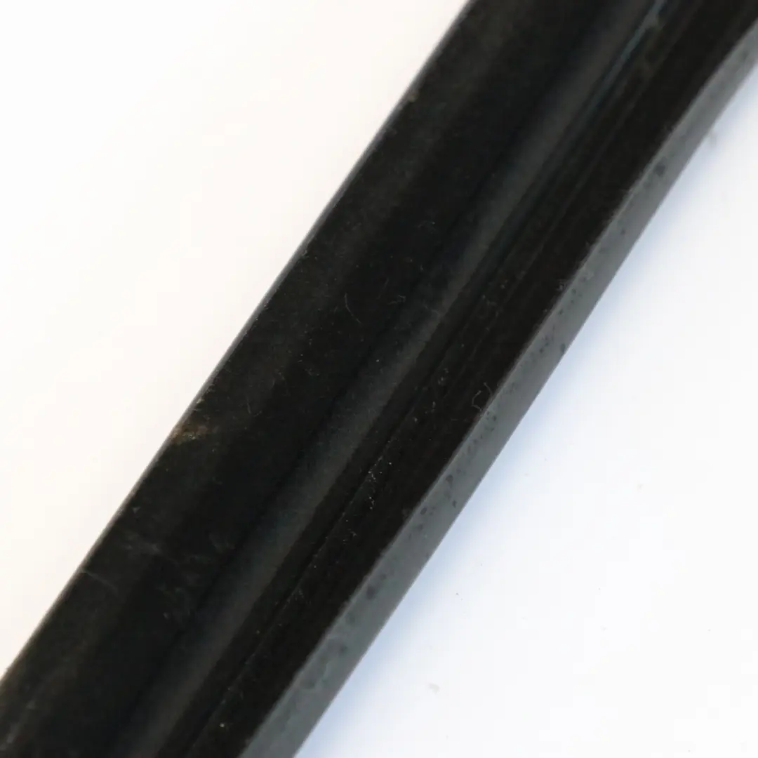 Guarnizione Bordo Porta Anteriore Sinistra Gomma per Mercedes W166 con numero di parte A1667252300 Mercedes W166 Guarnizione Bordo Porta Anteriore Sinistra Gomma - SKU A1667252300 - Numero di parte A1667252300