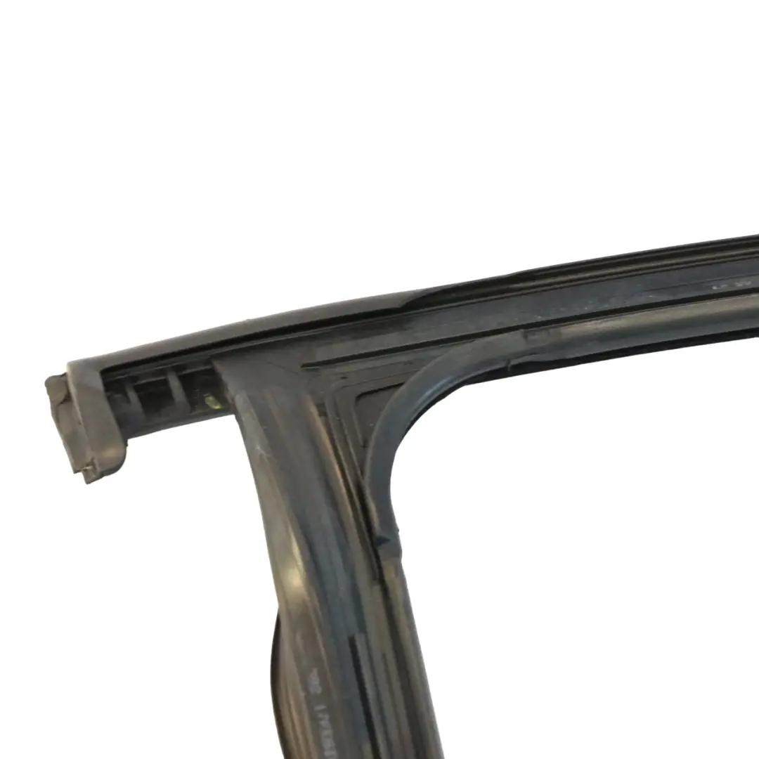 Joint de porte avant gauche caoutchouc pour Mercedes W166 à propos du numéro de pièce A1667252300 Mercedes W166 Joint de porte avant gauche caoutchouc - SKU A1667252300 - Numéro de pièce A1667252300