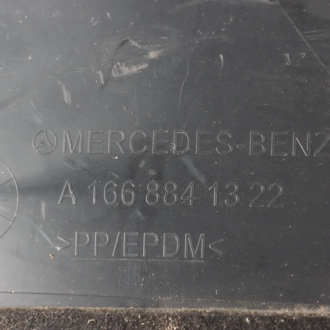 Carcasa del paso rueda trasero izquierdo Cubrebarro Mercedes ML W166 para con número de pieza A1668841322 Carcasa del paso rueda trasero izquierdo Cubrebarro Mercedes ML W166 - SKU A1668841322 - Número de pieza A1668841322