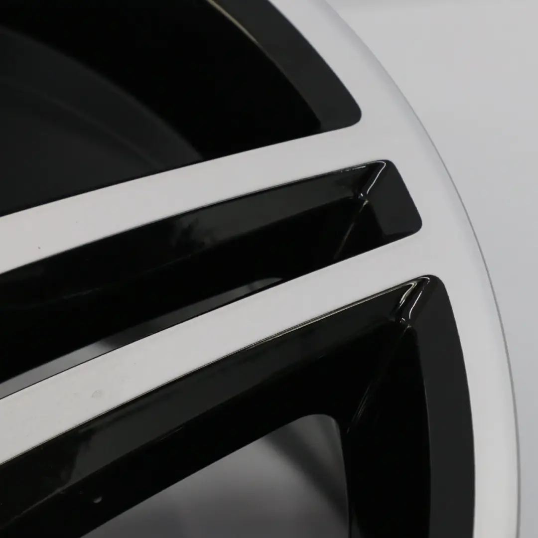 Cerchio lega posteriore argento 18" 8,5J ET:30 per Mercedes R171 AMG con numero di parte A1714014802 Mercedes R171 AMG Cerchio lega posteriore argento 18" 8,5J ET:30 - SKU A1714014802 - Numero di parte A1714014802