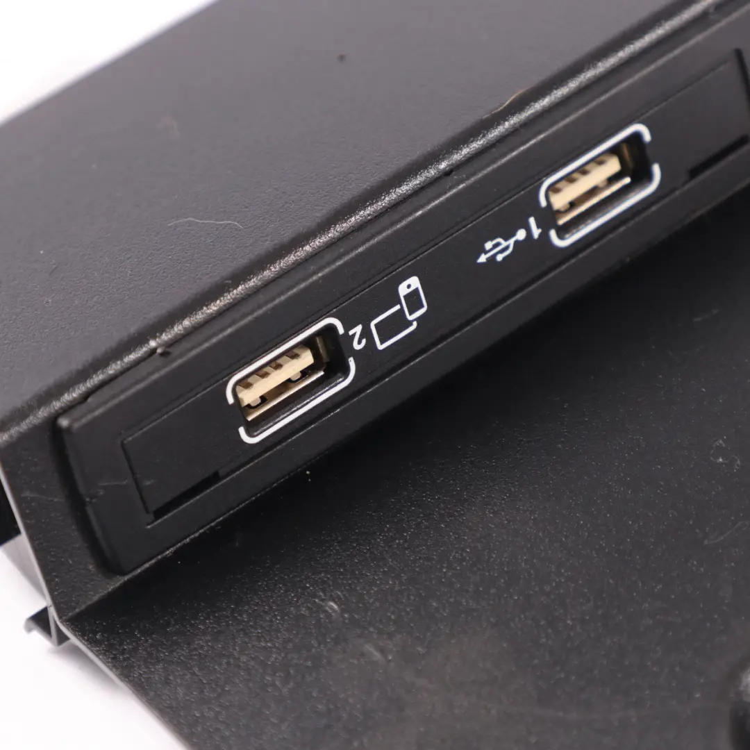 Mercedes CLA C117 Puerto USB Enchufe Conector Panel de Control - SKU A1728202000 - Número de pieza A1728202000