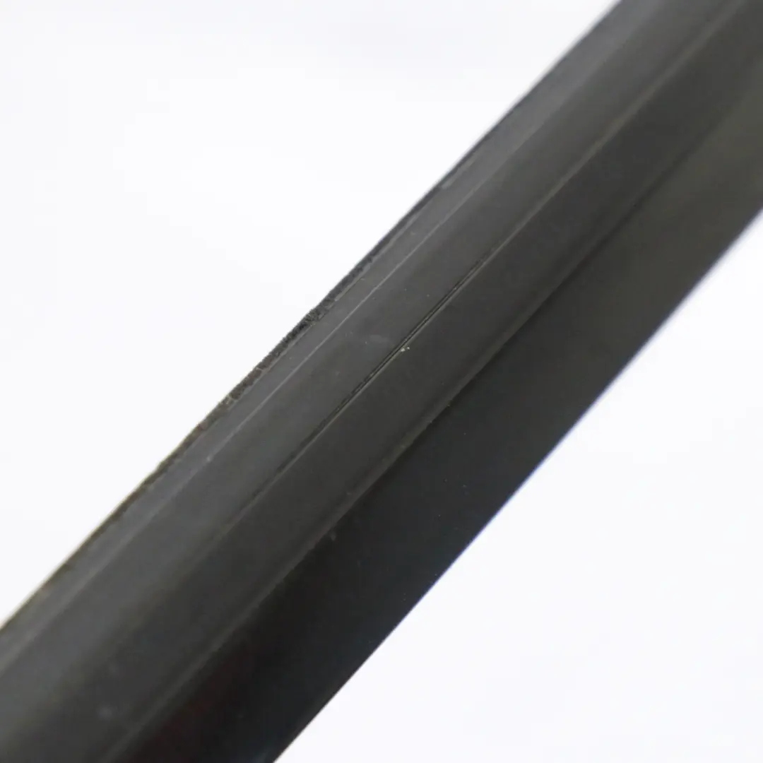 Barra di rivestimento esterna porta anteriore sinistra guarnizione per Mercedes W176 con numero di parte A1767250382 Mercedes W176 Barra di rivestimento esterna porta anteriore sinistra guarnizione - SKU A1767250382 - Numero di parte A1767250382