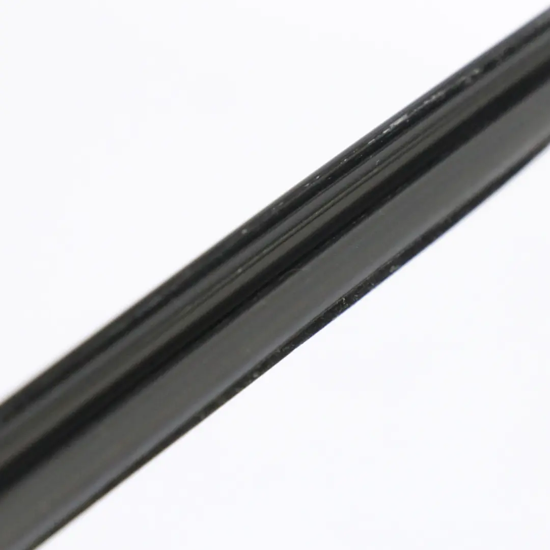 Barra di rivestimento esterna porta anteriore sinistra guarnizione per Mercedes W176 con numero di parte A1767250382 Mercedes W176 Barra di rivestimento esterna porta anteriore sinistra guarnizione - SKU A1767250382 - Numero di parte A1767250382