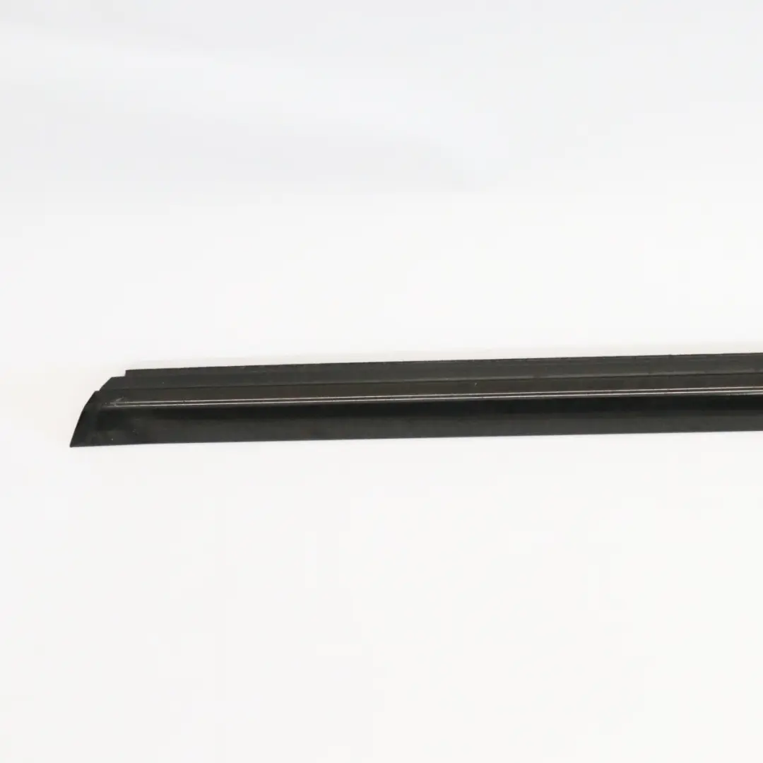 Barra di rivestimento esterna porta anteriore sinistra guarnizione per Mercedes W176 con numero di parte A1767250382 Mercedes W176 Barra di rivestimento esterna porta anteriore sinistra guarnizione - SKU A1767250382 - Numero di parte A1767250382