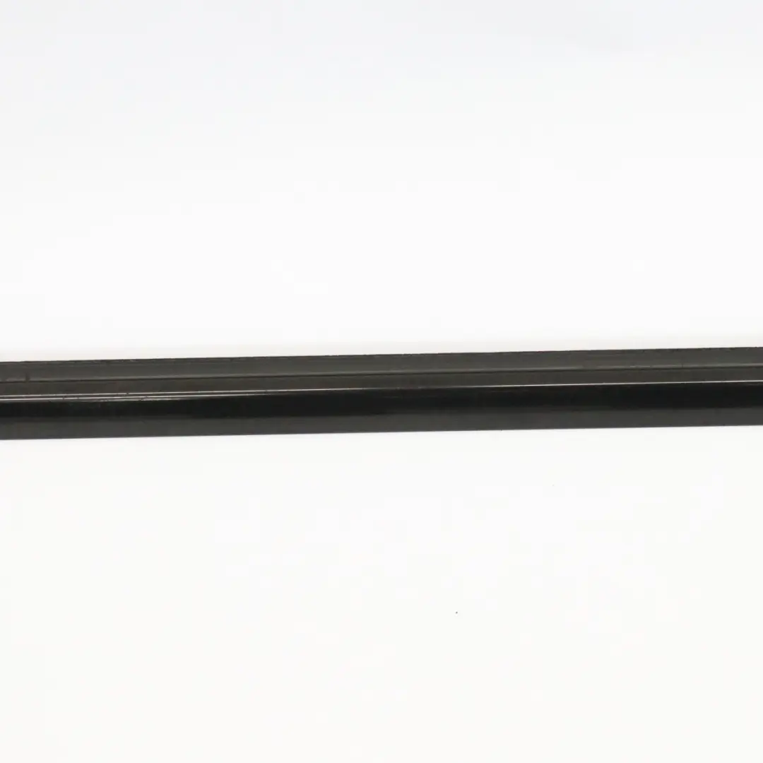 Barra di rivestimento esterna porta anteriore sinistra guarnizione per Mercedes W176 con numero di parte A1767250382 Mercedes W176 Barra di rivestimento esterna porta anteriore sinistra guarnizione - SKU A1767250382 - Numero di parte A1767250382