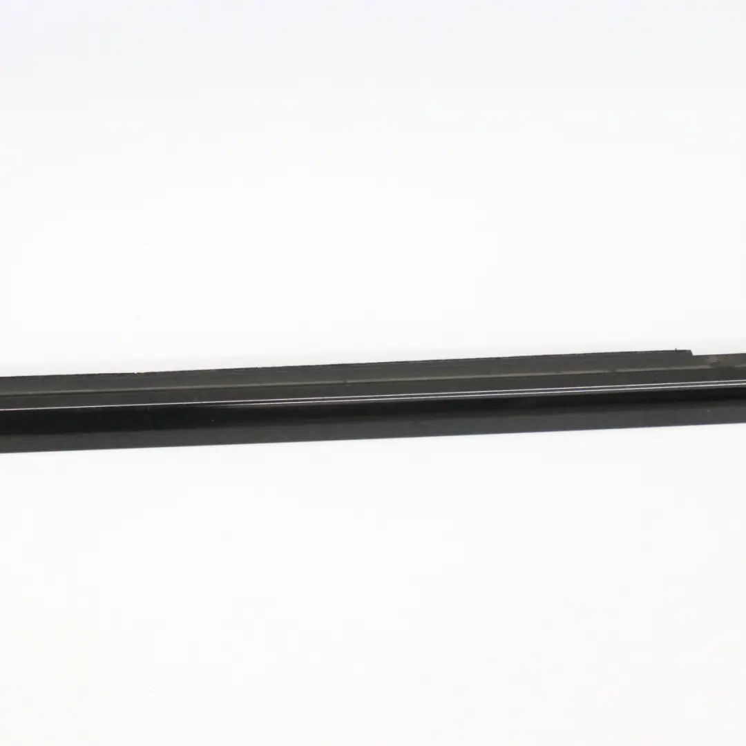 Barra di rivestimento esterna porta anteriore sinistra guarnizione per Mercedes W176 con numero di parte A1767250382 Mercedes W176 Barra di rivestimento esterna porta anteriore sinistra guarnizione - SKU A1767250382 - Numero di parte A1767250382