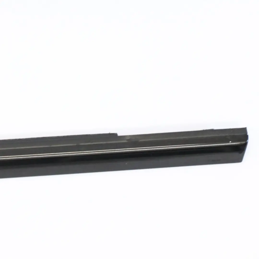 Barra di rivestimento esterna porta anteriore sinistra guarnizione per Mercedes W176 con numero di parte A1767250382 Mercedes W176 Barra di rivestimento esterna porta anteriore sinistra guarnizione - SKU A1767250382 - Numero di parte A1767250382