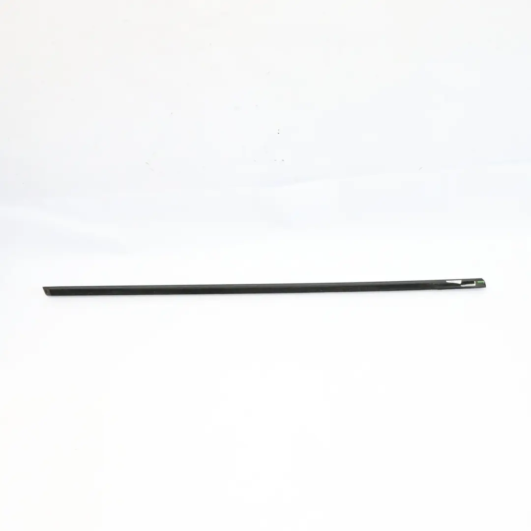 Barra di rivestimento esterna porta anteriore sinistra guarnizione per Mercedes W176 con numero di parte A1767250382 Mercedes W176 Barra di rivestimento esterna porta anteriore sinistra guarnizione - SKU A1767250382 - Numero di parte A1767250382