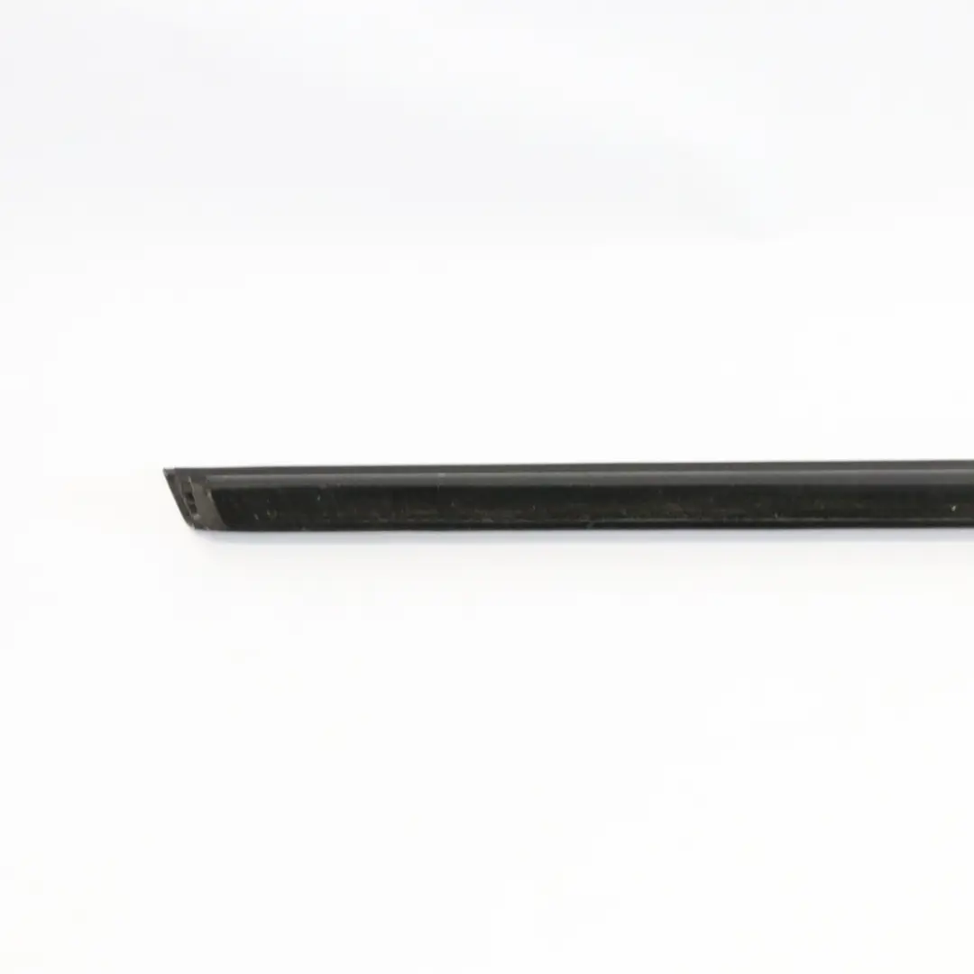 Barra di rivestimento esterna porta anteriore sinistra guarnizione per Mercedes W176 con numero di parte A1767250382 Mercedes W176 Barra di rivestimento esterna porta anteriore sinistra guarnizione - SKU A1767250382 - Numero di parte A1767250382