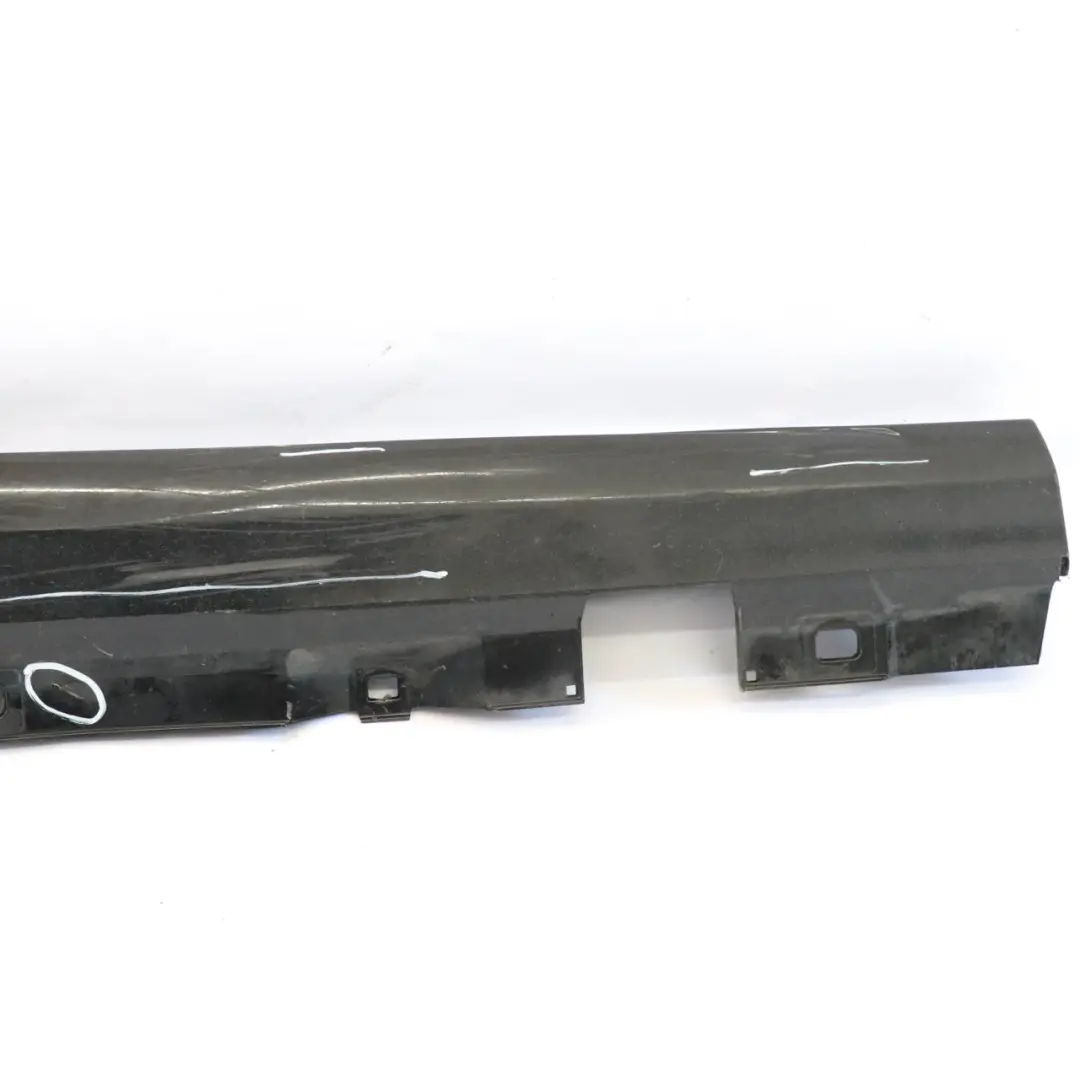 Seitenschweller rechts Türschwellerabdeckung Kosmos Schwarz 191 für Mercedes W177 mit Teilenummer A1776980200 Mercedes W177 Seitenschweller rechts Türschwellerabdeckung Kosmos Schwarz 191 - SKU A1776980200-KB1 - Teilenummer A1776980200