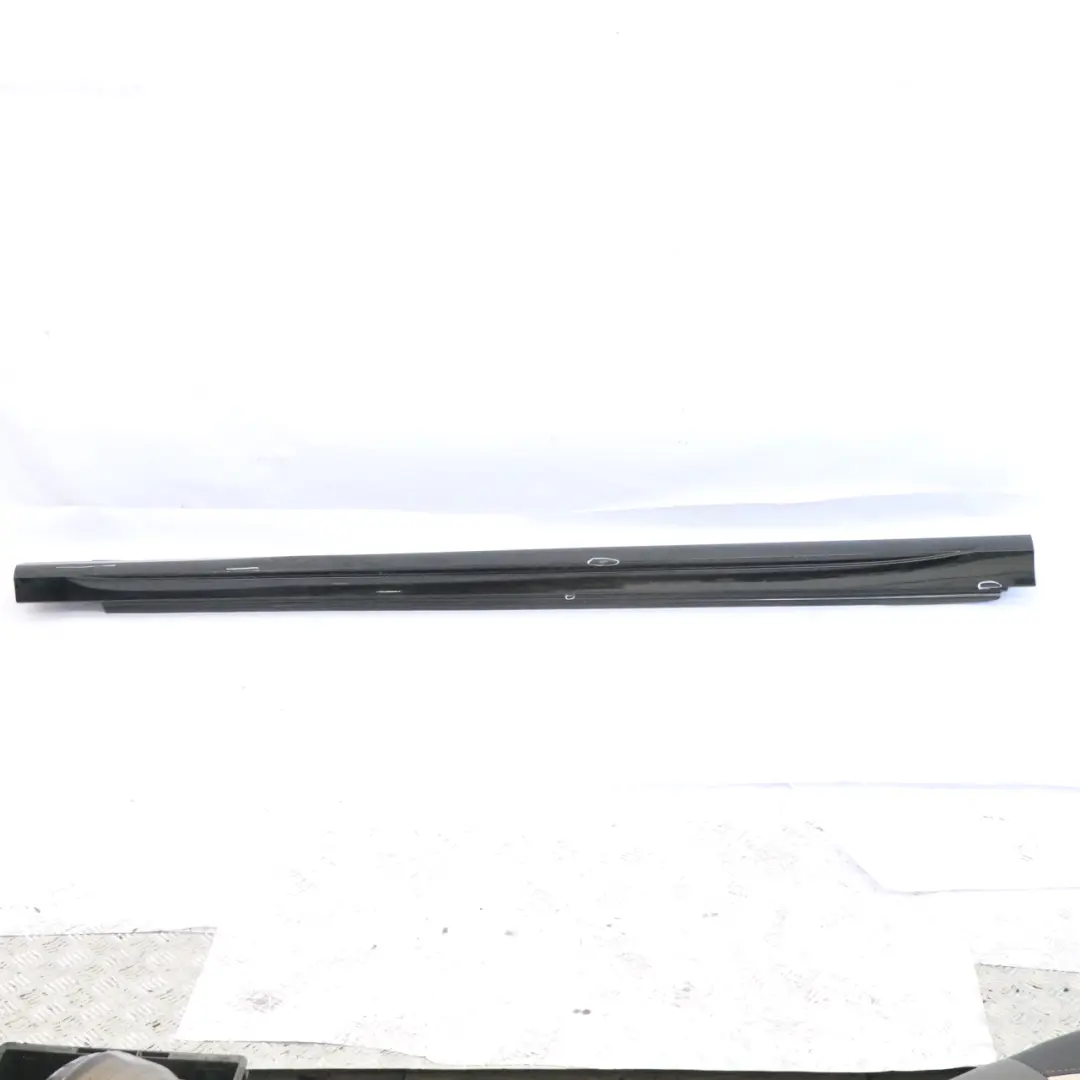 jupe latérale droite couvre seuil de porte W247 Kosmos Black 191 pour Mercedes W177 à propos du numéro de pièce A1776980200 Mercedes W177 jupe latérale droite couvre seuil de porte W247 Kosmos Black 191 - SKU A1776980200-KB1 - Numéro de pièce A1776980200