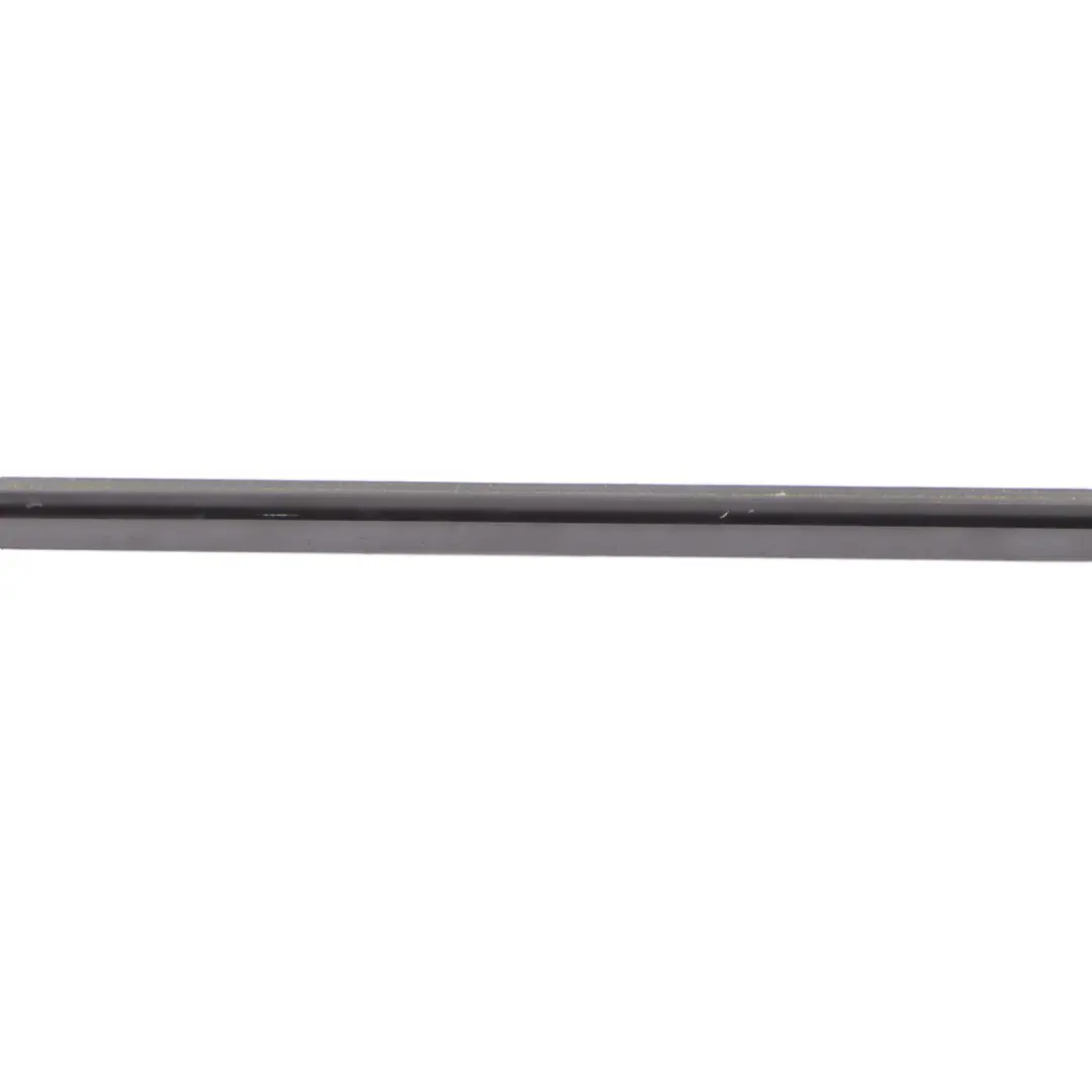 Striscia Esterna Del Finestrino Anteriore Destra per Mercedes W177 con numero di parte A1777258600 Mercedes W177 Striscia Esterna Del Finestrino Anteriore Destra - SKU A1777258600-1 - Numero di parte A1777258600