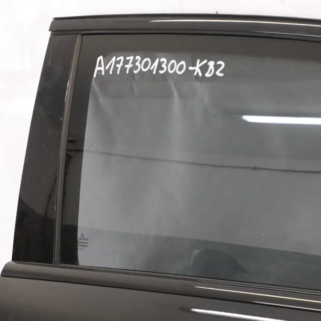 Porta posteriore sinistra Kosmos Cosmic Black Metallic - 191 per Mercedes W177 con numero di parte A1777301300 Mercedes W177 Porta posteriore sinistra Kosmos Cosmic Black Metallic - 191 - SKU A1777301300-KB2 - Numero di parte A1777301300