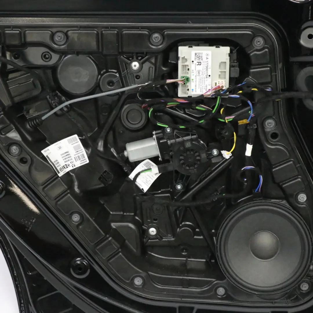 Porta posteriore sinistra Kosmos Cosmic Black Metallic - 191 per Mercedes W177 con numero di parte A1777301300 Mercedes W177 Porta posteriore sinistra Kosmos Cosmic Black Metallic - 191 - SKU A1777301300-KB3 - Numero di parte A1777301300