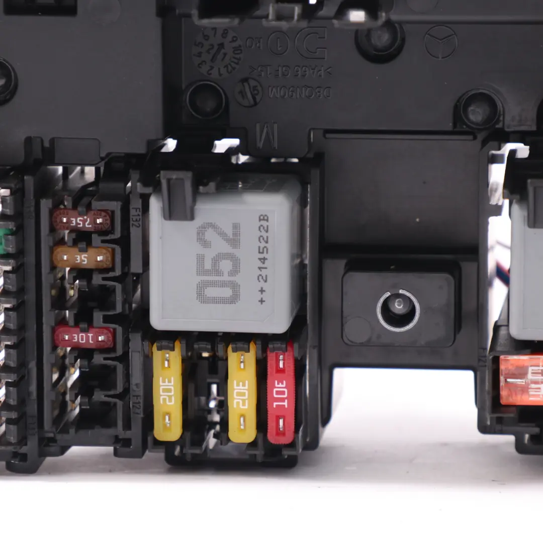 Scatola Fusibili Modulo Unità Controllo Relè per Mercedes C118 H243 W247 con numero di parte A1779061302 Mercedes C118 H243 W247 Scatola Fusibili Modulo Unità Controllo Relè - SKU A1779061302 - Numero di parte A1779061302