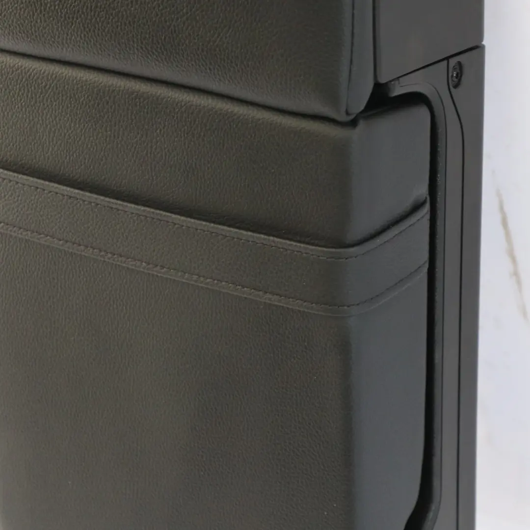 Mercedes H243 Accoudoir arrière Appui-tête central simili cuir noir et rouge - SKU A1779700800 - Numéro de pièce A1779700800