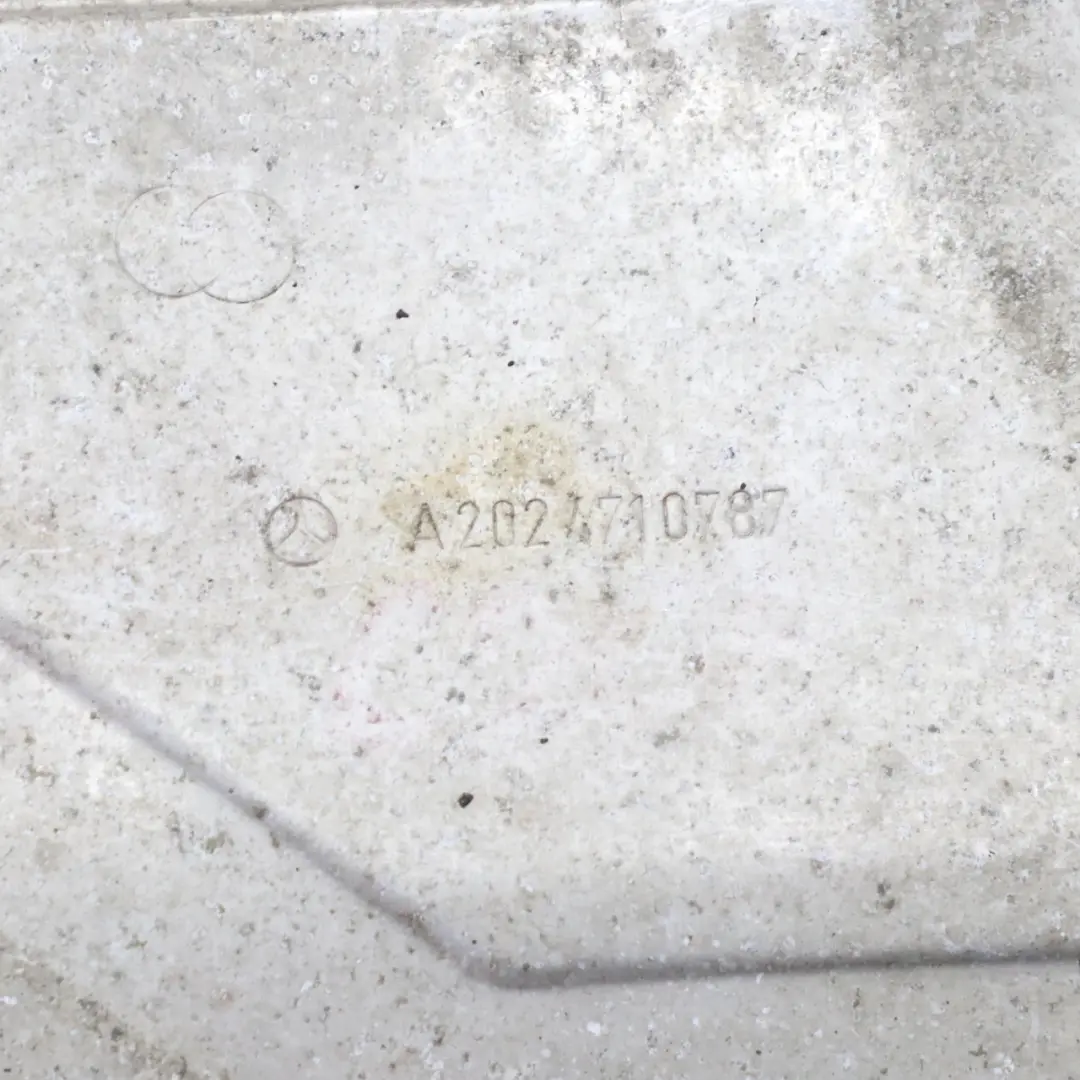 W208 Piastra Mudgard Copertura serbatoio carburante per Mercedes W202 con numero di parte A2024710787 Mercedes W202 W208 Piastra Mudgard Copertura serbatoio carburante - SKU A2024710787 - Numero di parte A2024710787