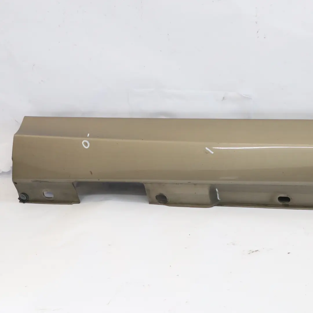 Faldón lateral Mercedes W204 Cubre umbral de puerta derecho Sanidine Beige - 798 para con número de pieza A2046980454 Faldón lateral Mercedes W204 Cubre umbral de puerta derecho Sanidine Beige - 798 - SKU A2046980454-SAN - Número de pieza A2046980454