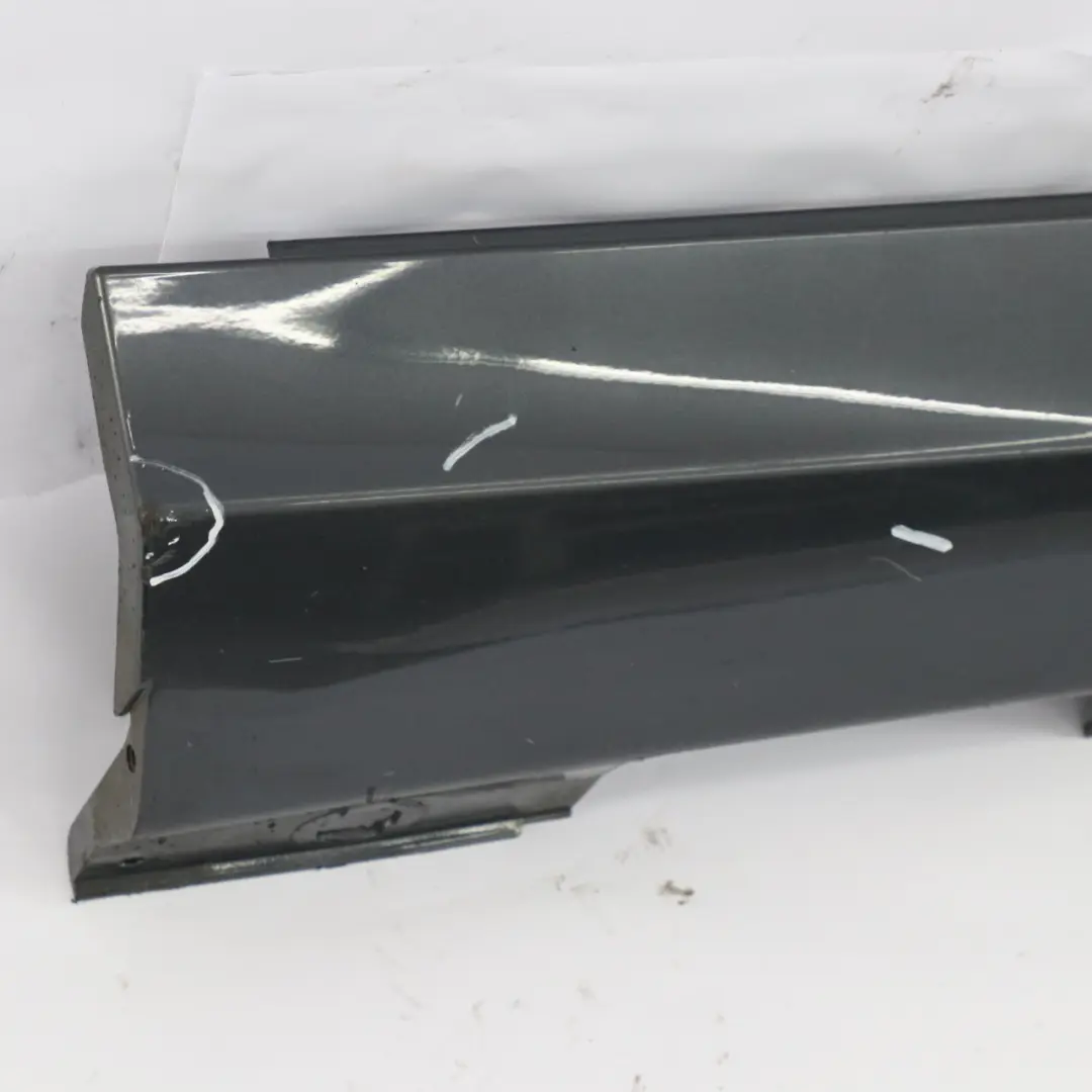 Gonna Laterale Copertura Soglia Porta Destra Tenoritgrau - 755 per Mercedes W204 con numero di parte A2046981454 Mercedes W204 Gonna Laterale Copertura Soglia Porta Destra Tenoritgrau - 755 - SKU A2046981454-TNG1 - Numero di parte A2046981454