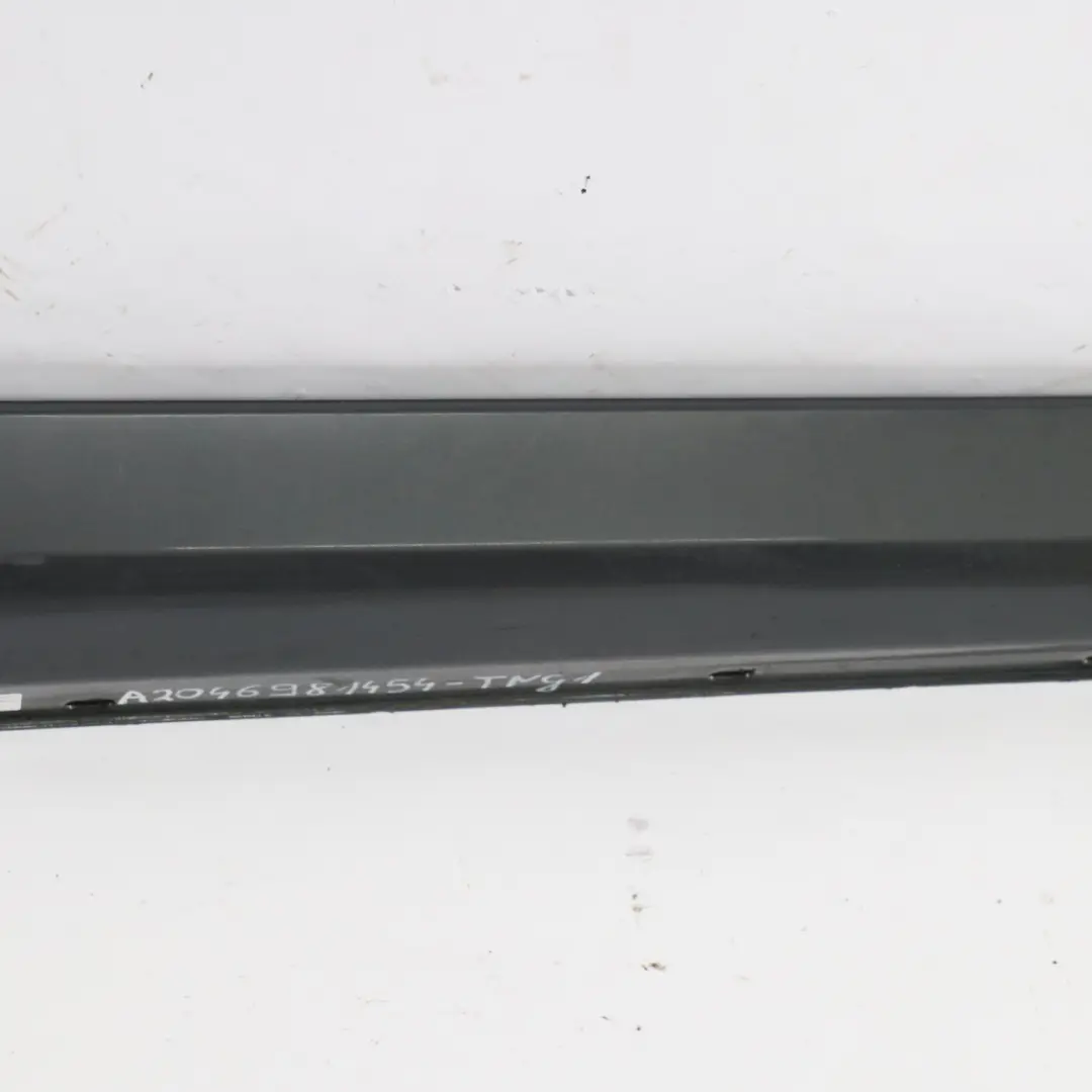 Gonna Laterale Copertura Soglia Porta Destra Tenoritgrau - 755 per Mercedes W204 con numero di parte A2046981454 Mercedes W204 Gonna Laterale Copertura Soglia Porta Destra Tenoritgrau - 755 - SKU A2046981454-TNG1 - Numero di parte A2046981454