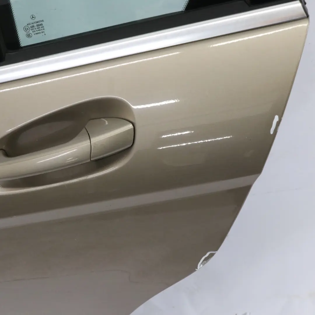 Puerta Trasera Izquierda Revestimiento Sanidine Beige Metallic 798 para Mercedes S204 con número de pieza A2047302300 Mercedes S204 Puerta Trasera Izquierda Revestimiento Sanidine Beige Metallic 798 - SKU A2047302300-SAN - Número de pieza A2047302300