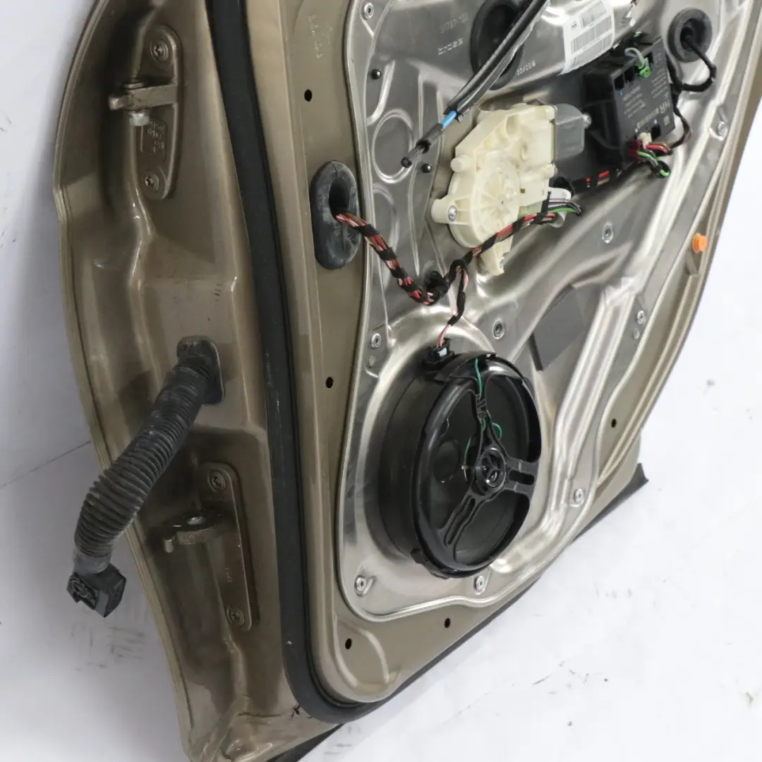 Tür hinten rechts Verkleidung Sanidine Beige Metallic - 798 für Mercedes S204 Kombi mit Teilenummer A2047302400 Mercedes S204 Kombi Tür hinten rechts Verkleidung Sanidine Beige Metallic - 798 - SKU A2047302400-SAN - Teilenummer A2047302400