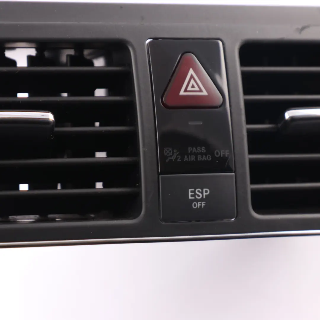 Kratka Nawiewu Przycisk Świateł Awaryjnych do Mercedes W204 o numerze A2048303954 Mercedes W204 Kratka Nawiewu Przycisk Świateł Awaryjnych - SKU A2048303954 - Numer Części A2048303954