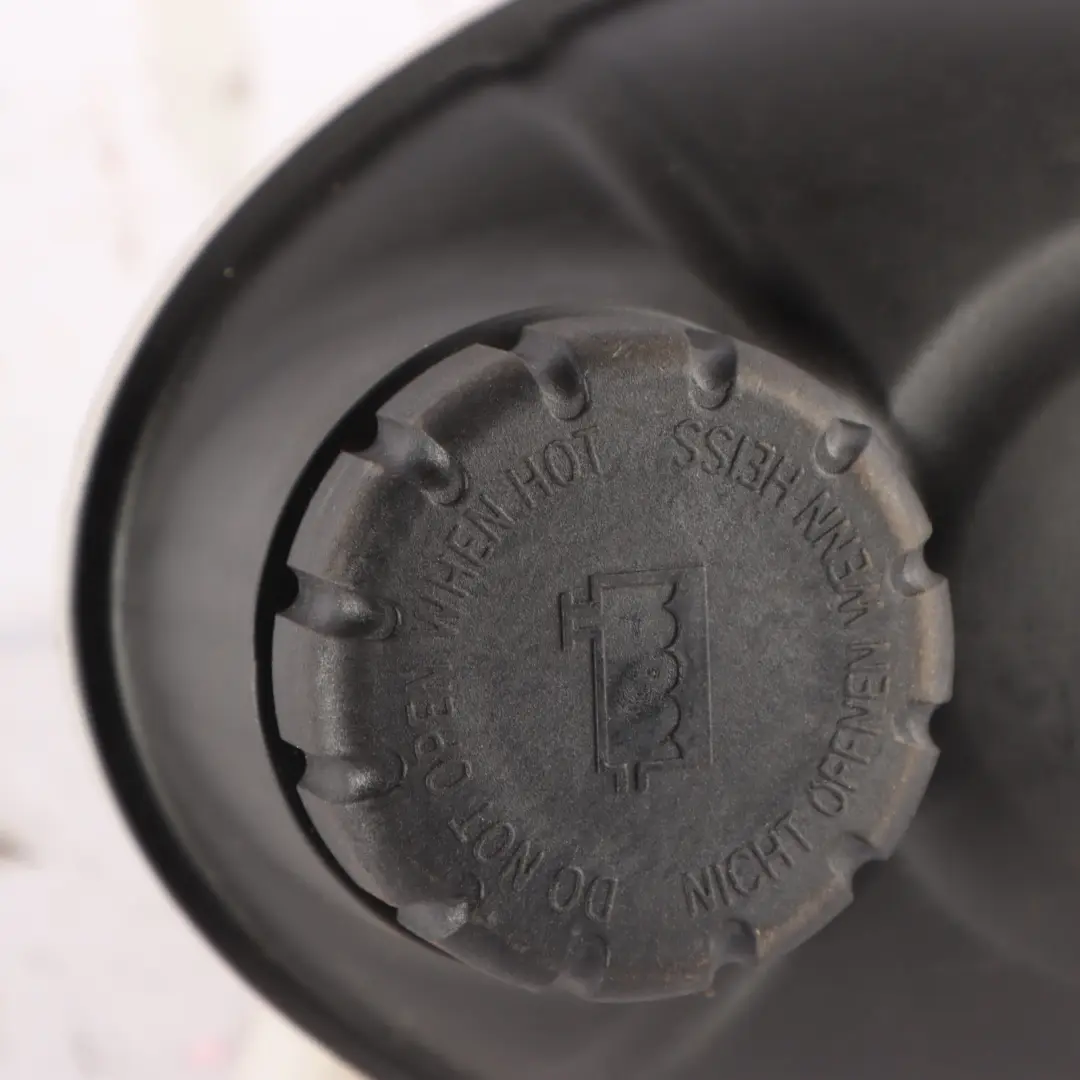 Serbatoio di espansione del refrigerante per Mercedes W205 W213 C238 con numero di parte A2055000049 Mercedes W205 W213 C238 Serbatoio di espansione del refrigerante - SKU A2055000049 - Numero di parte A2055000049