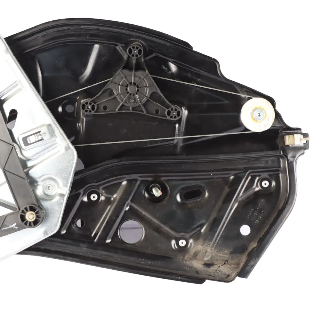 Moteur de lève-vitre arrière gauche pour Mercedes A205 à propos du numéro de pièce A2056700303 Mercedes A205 Moteur de lève-vitre arrière gauche - SKU A2056700303 - Numéro de pièce A2056700303