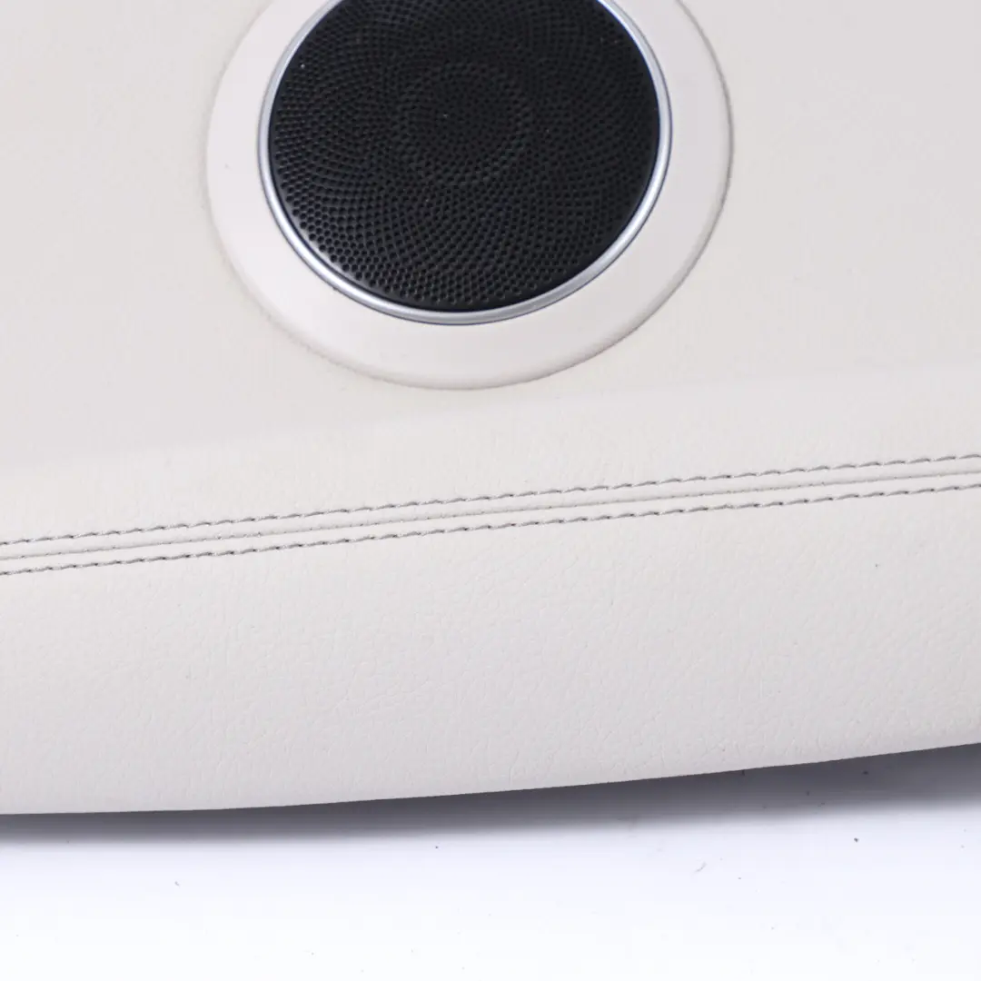 Tapa Altavoz Trasero Derecho Embellecedor Cuero Beige para Mercedes C205 con número de pieza A2056900402 Mercedes C205 Tapa Altavoz Trasero Derecho Embellecedor Cuero Beige - SKU A2056900402-1 - Número de pieza A2056900402