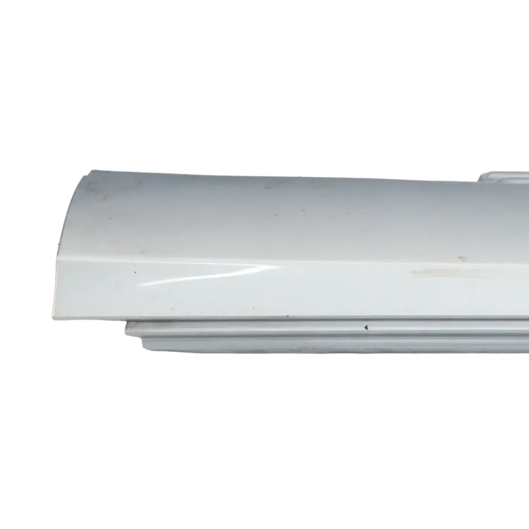 Cache seuil de porte latérale gauche Diamond Silver Metallic - 988 pour Mercedes W205 à propos du numéro de pièce A2056980154 Mercedes W205 Cache seuil de porte latérale gauche Diamond Silver Metallic - 988 - SKU A2056980154-DSI - Numéro de pièce A2056980154