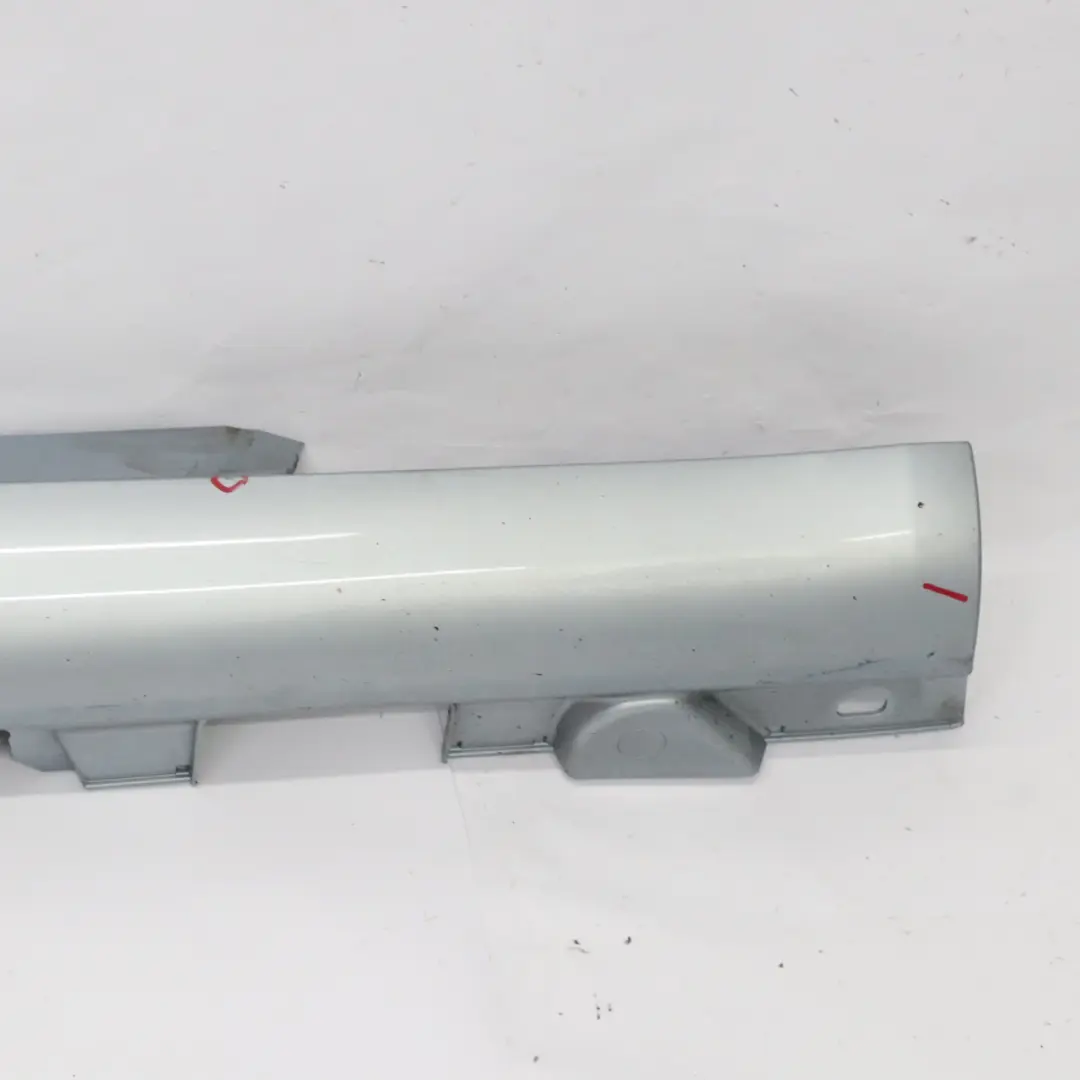 Minigonna laterale destra copri soglia Diamond Silver Metallic 988 per Mercedes W205 con numero di parte A2056980254 Mercedes W205 Minigonna laterale destra copri soglia Diamond Silver Metallic 988 - SKU A2056980254-DSI - Numero di parte A2056980254