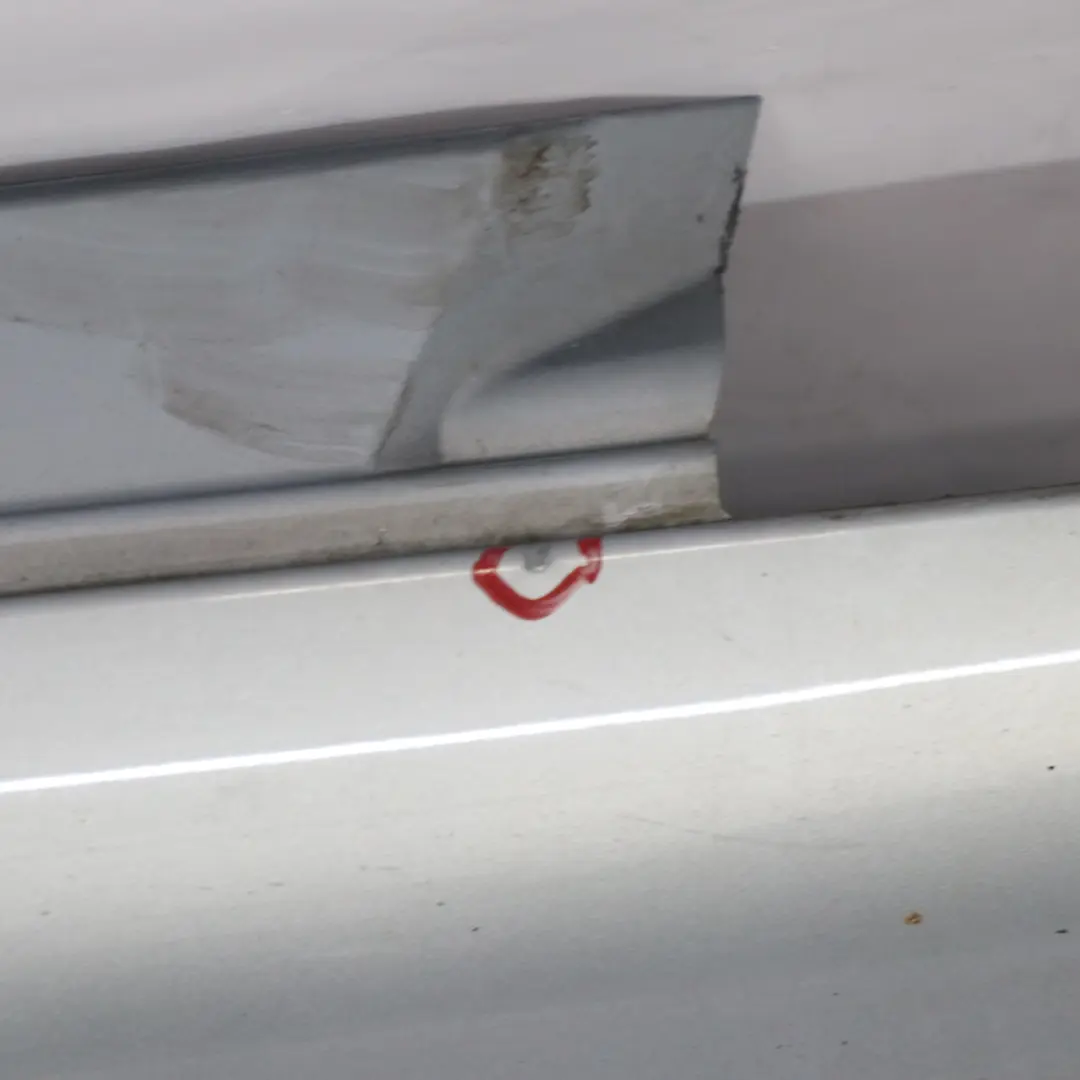 Minigonna laterale destra copri soglia Diamond Silver Metallic 988 per Mercedes W205 con numero di parte A2056980254 Mercedes W205 Minigonna laterale destra copri soglia Diamond Silver Metallic 988 - SKU A2056980254-DSI - Numero di parte A2056980254