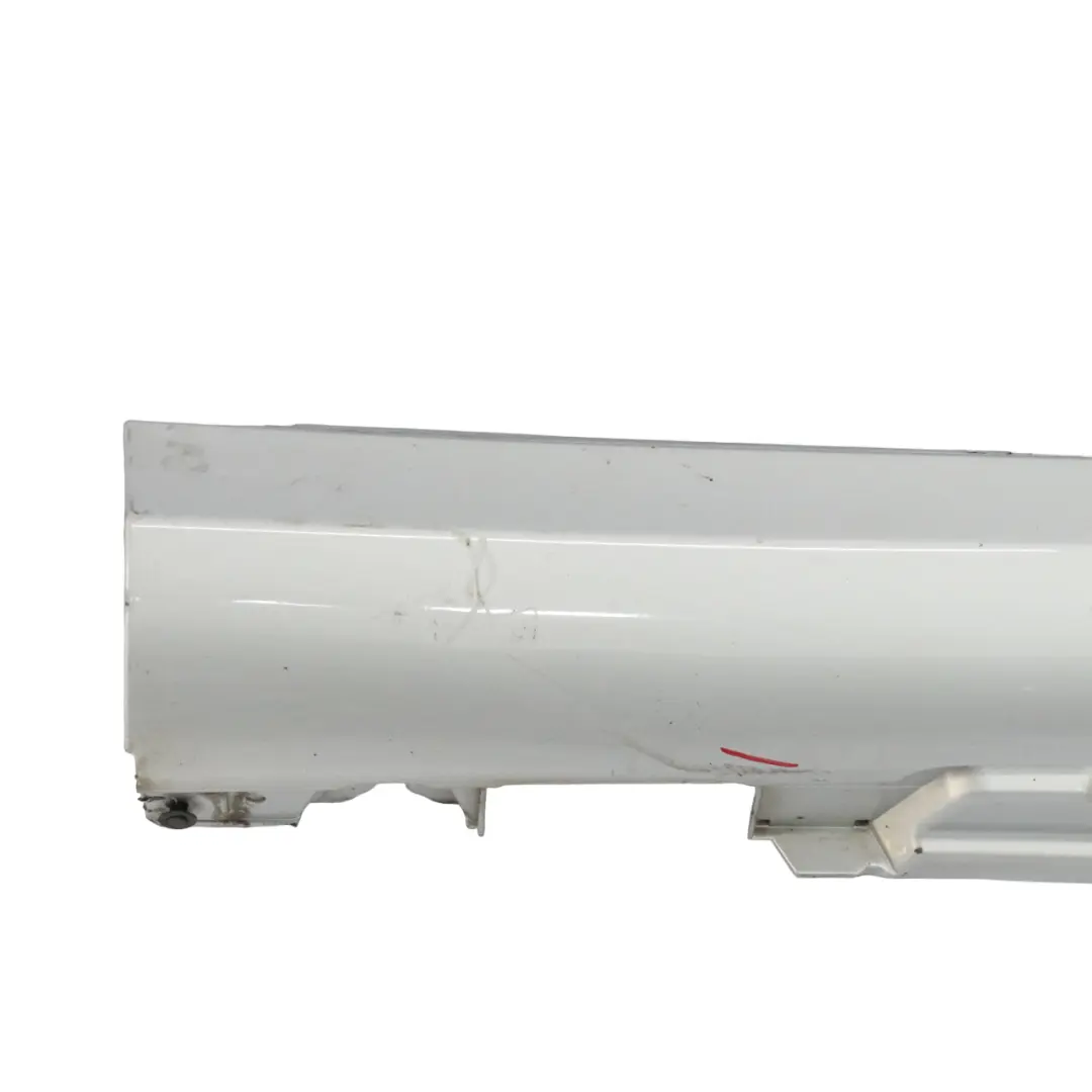 Cache seuil de porte latérale droite Iridium Silver Metallic - 775 pour Mercedes W205 à propos du numéro de pièce A2056980254 Mercedes W205 Cache seuil de porte latérale droite Iridium Silver Metallic - 775 - SKU A2056980254-IRS - Numéro de pièce A2056980254