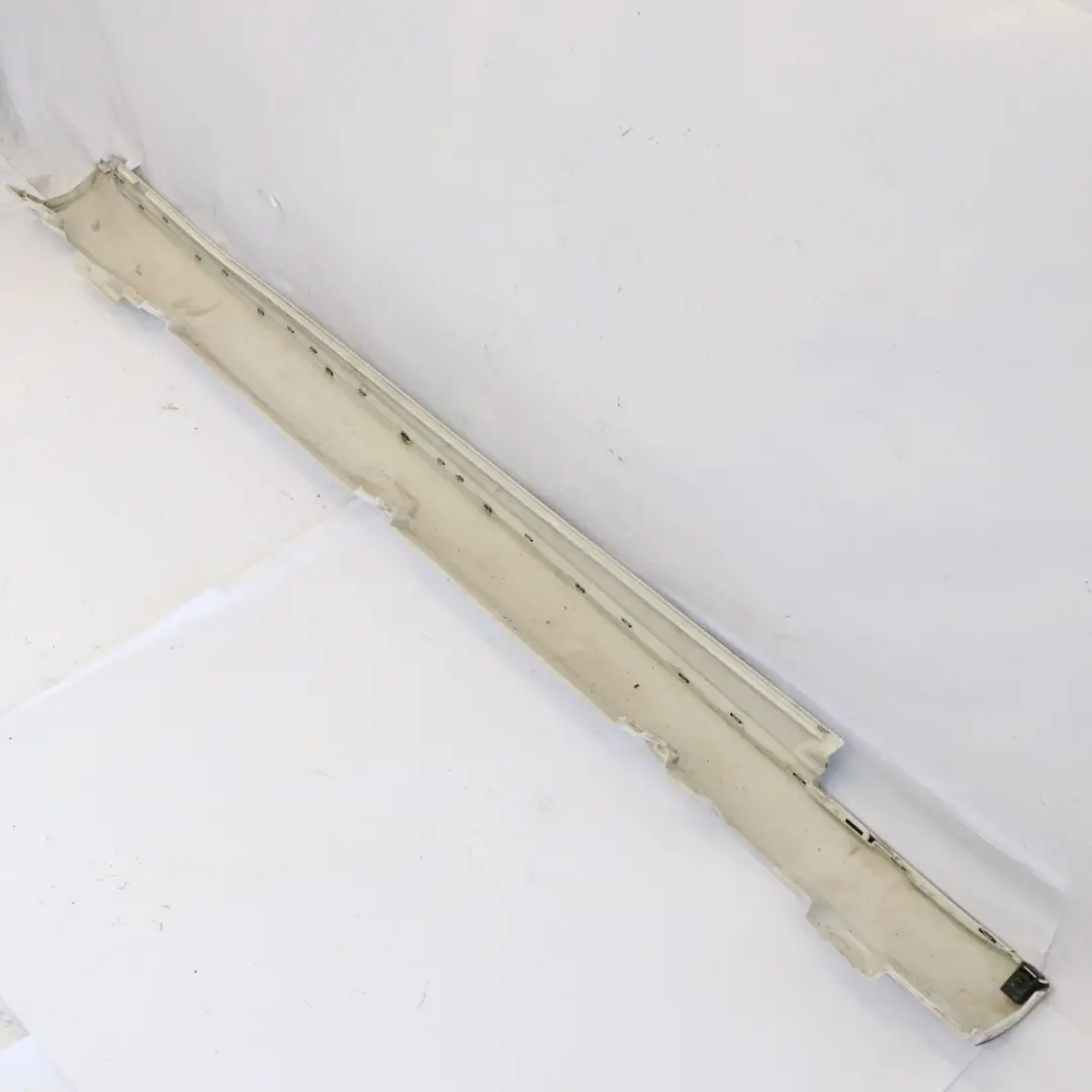 Faldón lateral izquierdo Panel cubre umbral Polar White - 149 para Mercedes W205 con número de pieza A2056980354 Mercedes W205 Faldón lateral izquierdo Panel cubre umbral Polar White - 149 - SKU A2056980354-POL - Número de pieza A2056980354