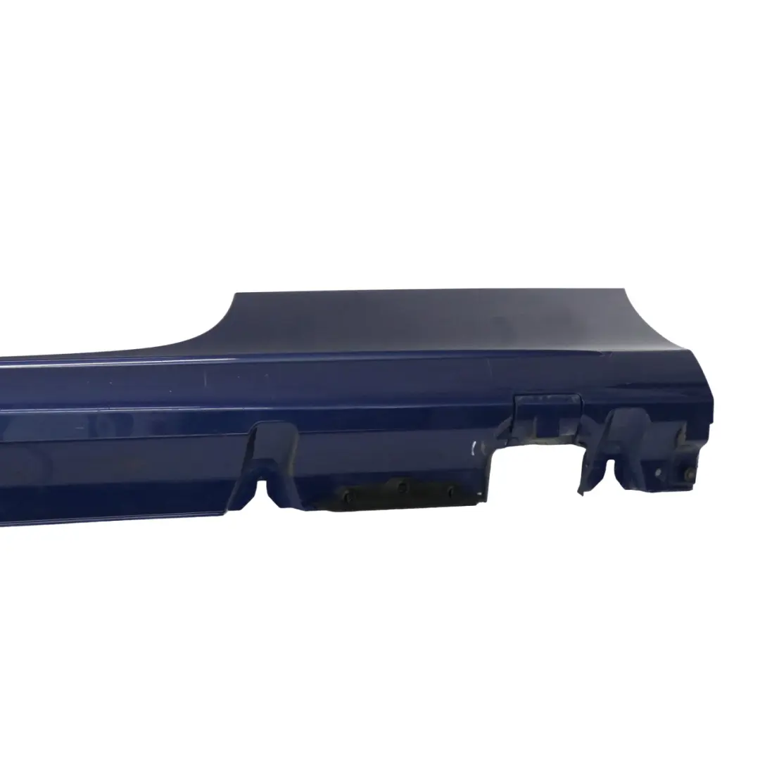 Minigonna laterale sinistra AMG Copri davanzale Blu brillante 896 per Mercedes A205 con numero di parte A2056980500 Mercedes A205 Minigonna laterale sinistra AMG Copri davanzale Blu brillante 896 - SKU A2056980500-BRB1 - Numero di parte A2056980500