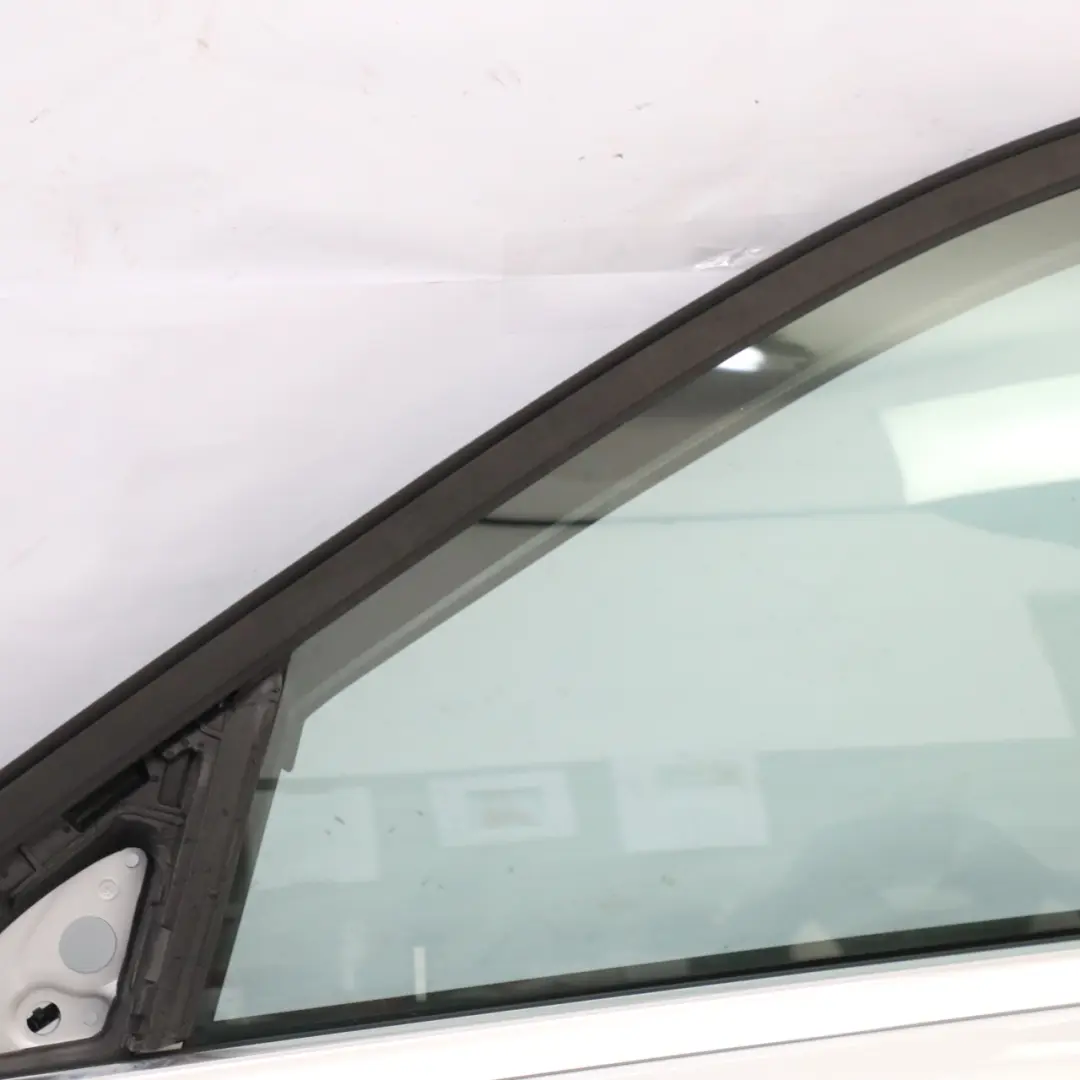 Porta anteriore sinistra Iridium Silver Metallic - 775 per Mercedes W205 con numero di parte A2057200105 Mercedes W205 Porta anteriore sinistra Iridium Silver Metallic - 775 - SKU A2057200105-IRS3 - Numero di parte A2057200105