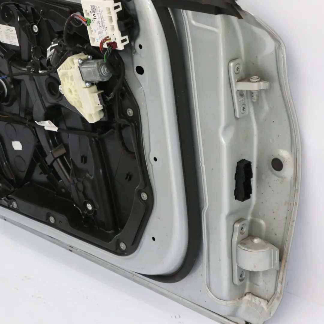Tür vorne links Iridiumsilber Metallic - 775 für Mercedes W205 mit Teilenummer A2057200105 Mercedes W205 Tür vorne links Iridiumsilber Metallic - 775 - SKU A2057200105-IRS3 - Teilenummer A2057200105