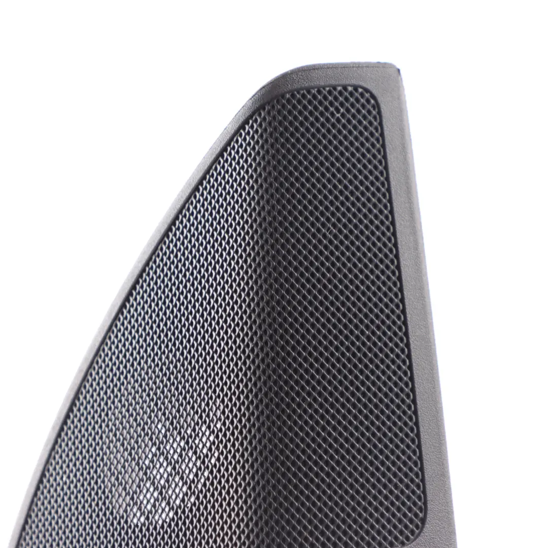 Tapa Puerta Delantera Derecha Triángulo Negro para Mercedes W205 con número de pieza A2057200248 Mercedes W205 Tapa Puerta Delantera Derecha Triángulo Negro - SKU A2057200248 - Número de pieza A2057200248