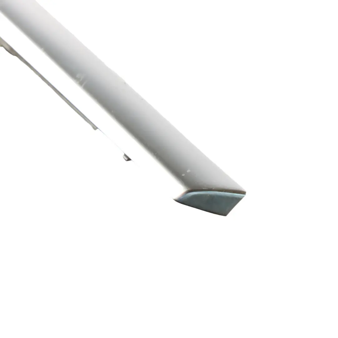 Tira de Embellecedor de Ventana Delantera Izquierda para Mercedes C205 con número de pieza A2057251365 Mercedes C205 Tira de Embellecedor de Ventana Delantera Izquierda - SKU A2057251365 - Número de pieza A2057251365