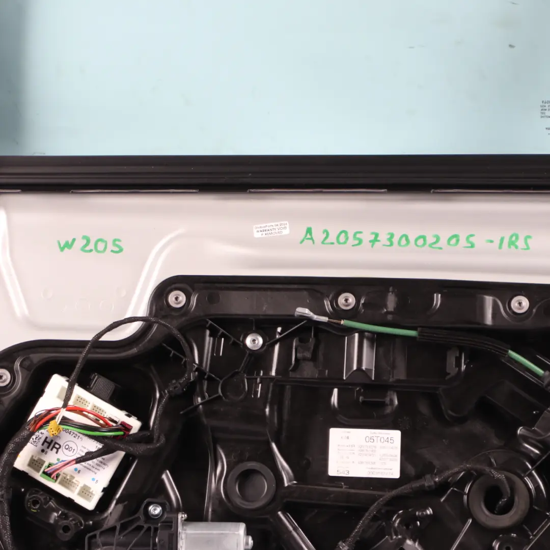 Tür hinten rechts Iridium Silber Metallic - 775 für Mercedes W205 mit Teilenummer A2057300205 Mercedes W205 Tür hinten rechts Iridium Silber Metallic - 775 - SKU A2057300205-IRS - Teilenummer A2057300205