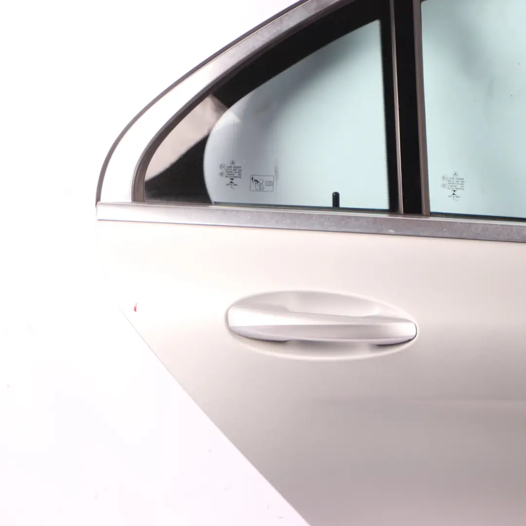Puerta Trasera Derecha Iridium Silver Metallic - 775 para Mercedes W205 con número de pieza A2057300205 Mercedes W205 Puerta Trasera Derecha Iridium Silver Metallic - 775 - SKU A2057300205-IRS - Número de pieza A2057300205